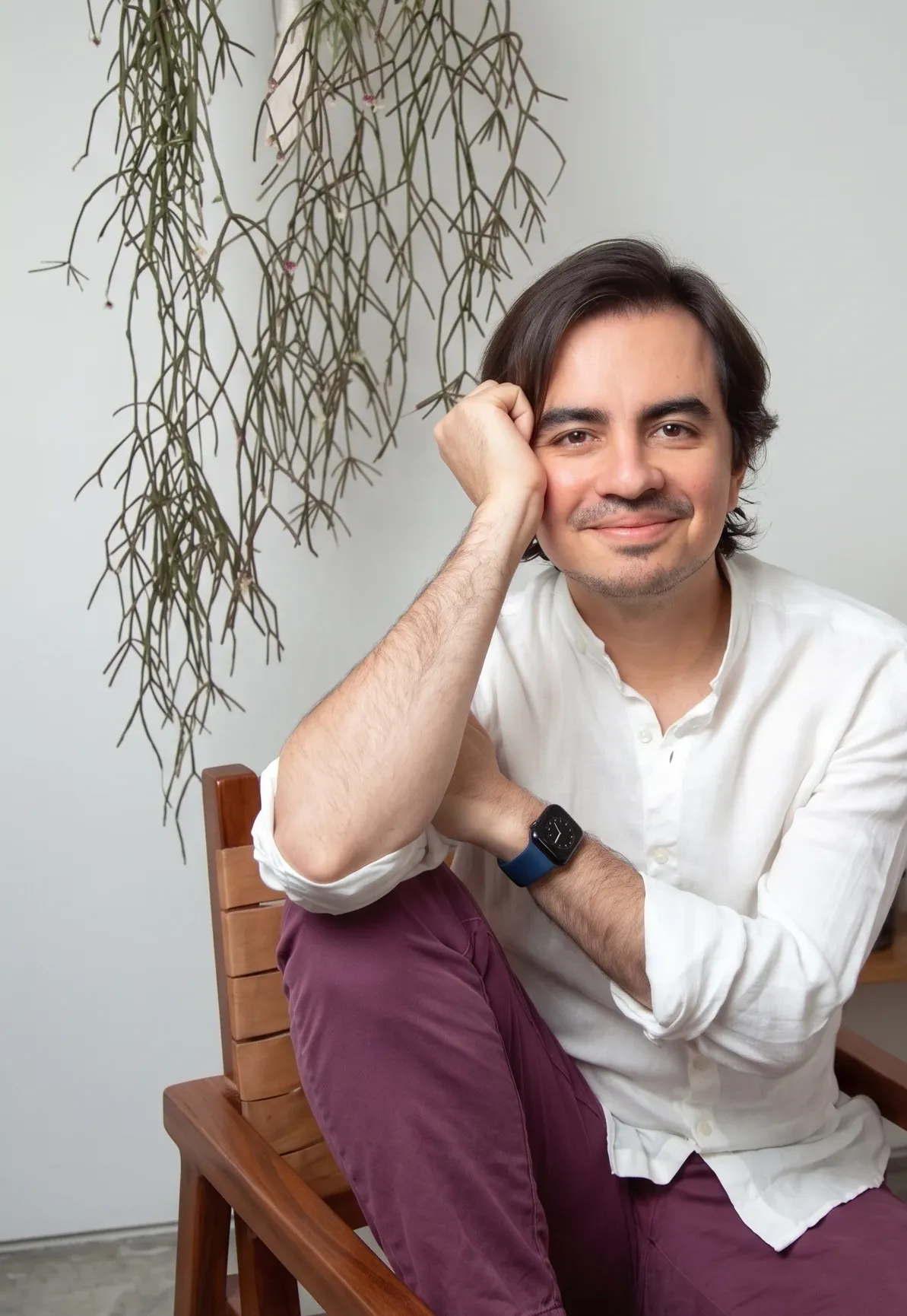 Retrato de Patricio Ruiz Abrín, terapeuta, persona adulta joven de tez media y cabello oscuro con semblante apacible y mirada cálida