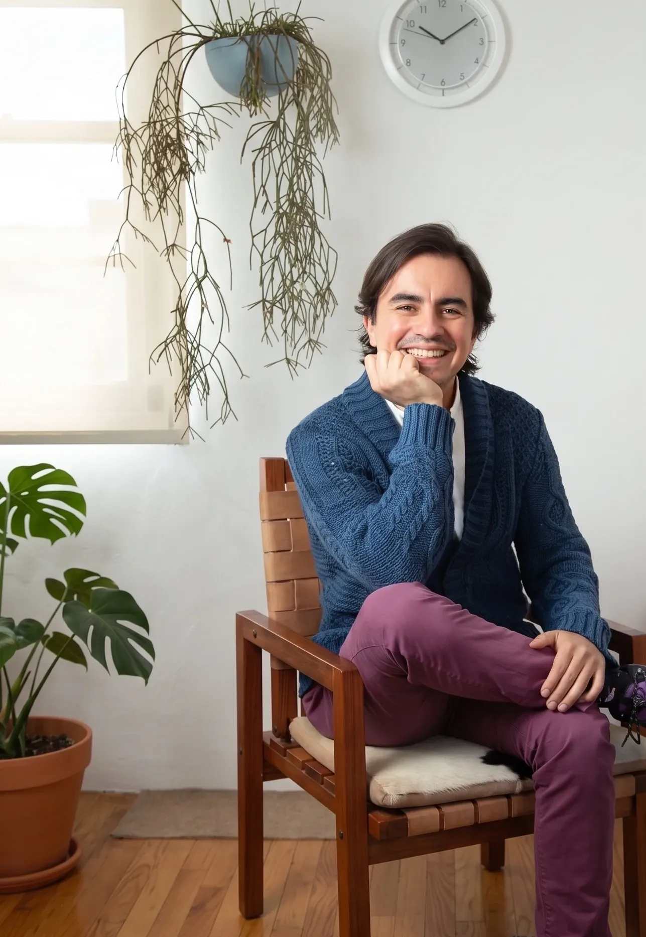 Retrato de Patricio Ruiz, terapeuta, persona adulta joven de tez media y cabello oscuro sentada con semblante apacible y mirada cálida